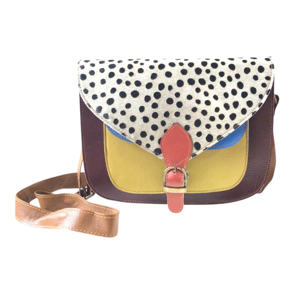 Vue d’ensemble d’un sac à main femme en cuir recyclé bordeaux et rabat en imprimé animal sur fond blanc