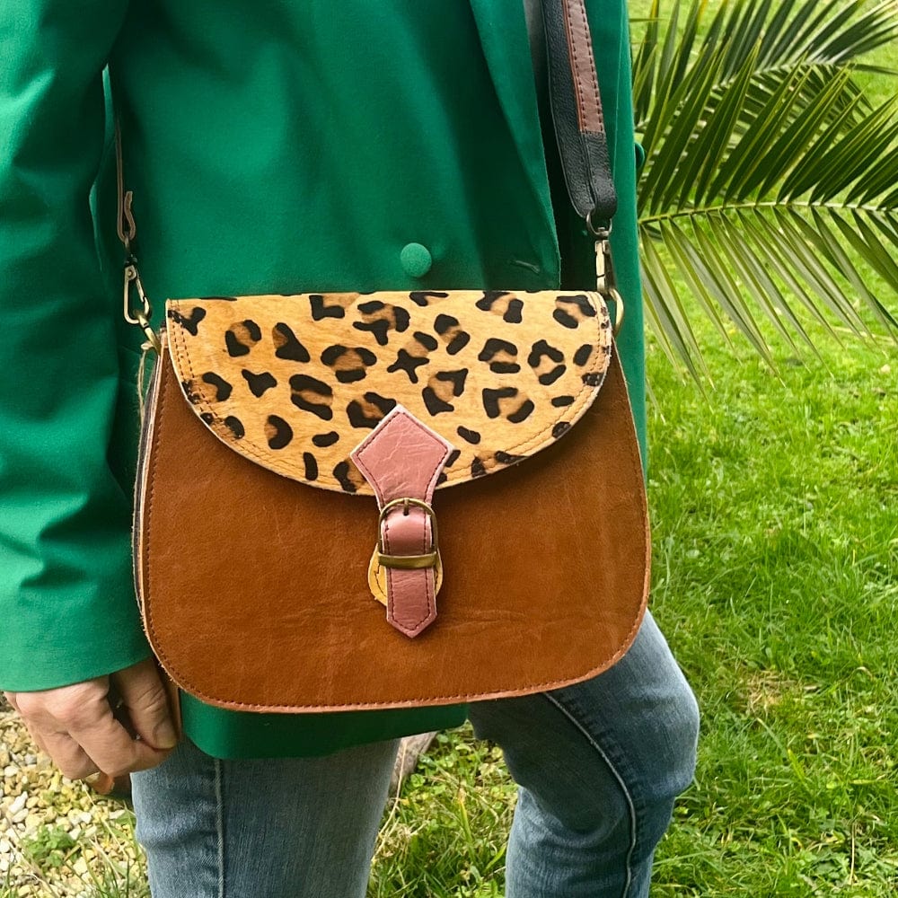 Sac à main femme en cuir recyclé modèle Kota en forme de selle, marron porté par un modèle