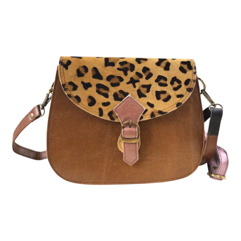 Vue de face sur fond blanc d’un sac à main femme en forme de selle en cuir recyclé marron