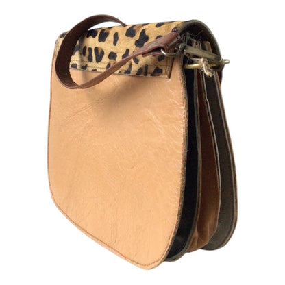 Vue arrière sur fond blanc d’un sac à main femme en forme de selle en cuir recyclé marron