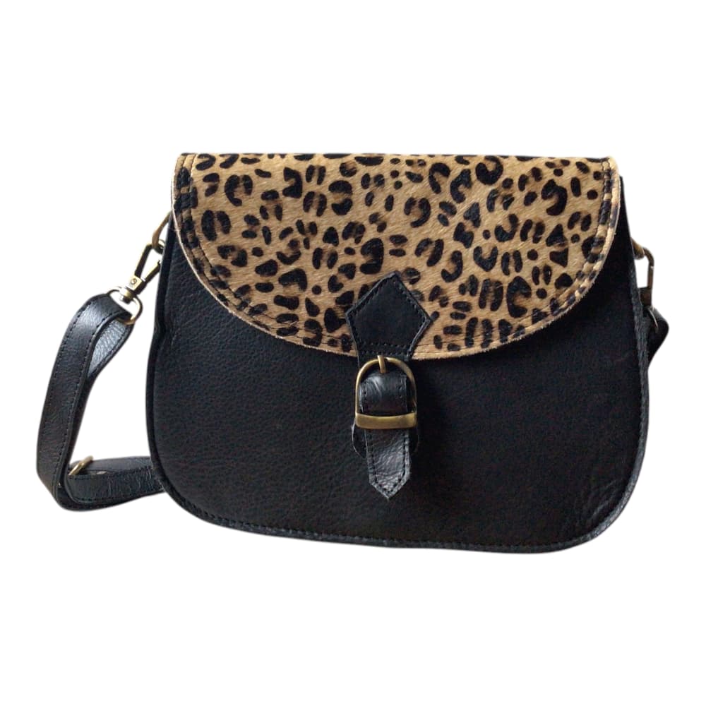 Vue d’ensemble sur fond blanc d’un sac à main femme en forme de selle en cuir recyclé noir