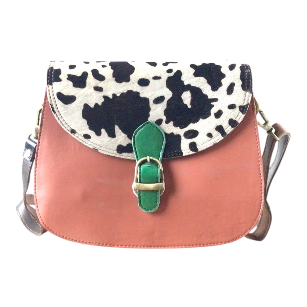 Vue d’ensemble sur fond blanc d’un sac à main femme en forme de selle en cuir recyclé rose