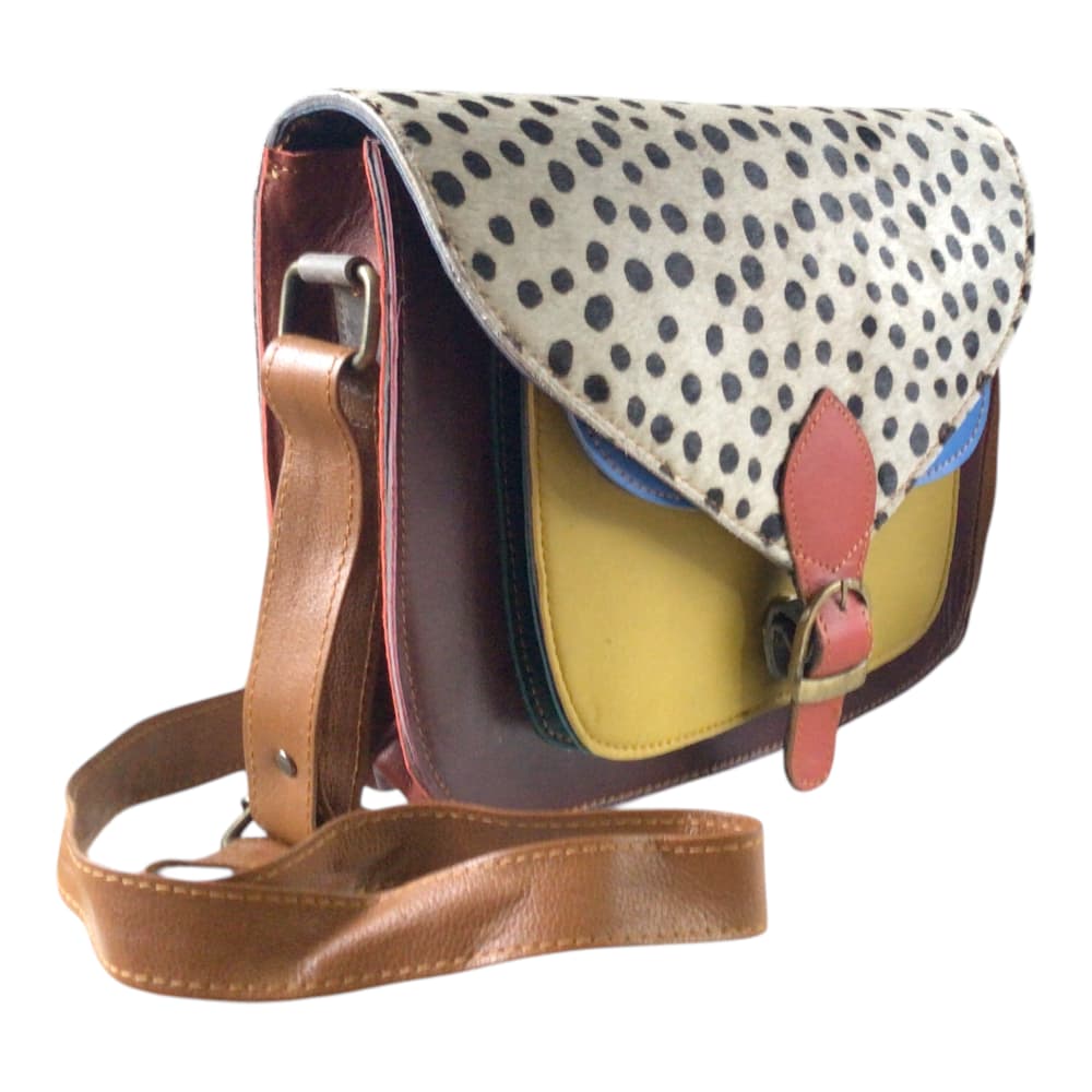 Vue d’ensemble d’un sac à main femme en cuir recyclé  couleur et rabat en imprimé animal sur fond blanc