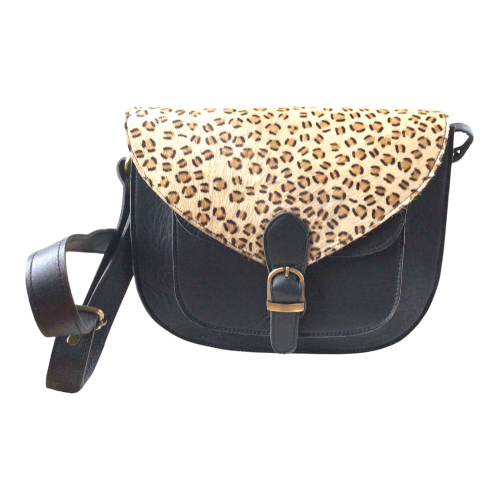 Vue d’ensemble d’un sac à main femme en cuir recyclé noir et rabat en imprimé animal sur fond blanc