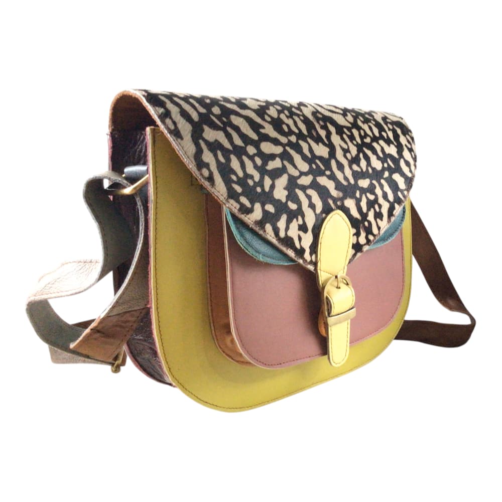 Vue d’ensemble d’un sac à main femme en cuir recyclé noir et rabat en imprimé animal sur fond blanc