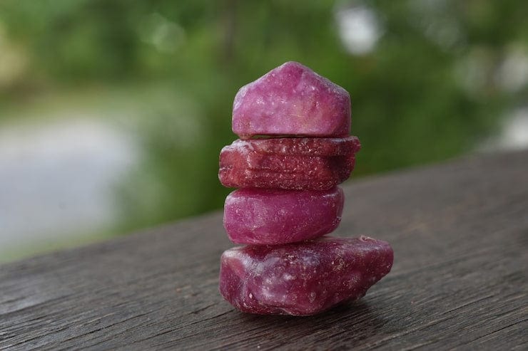 Plusieurs tourmalines roses brutes l’une sur l’autre -  byartmexbijoux