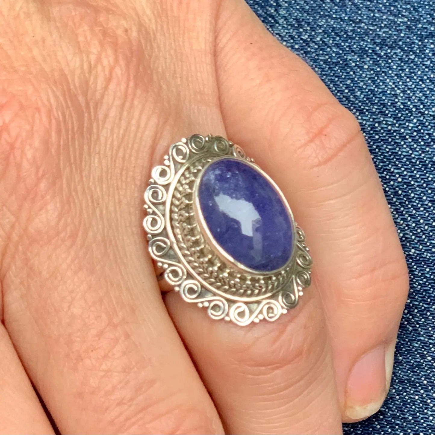 Bague en Tanzanite, Argent 925, Bijou en Tanzanite, Bague violette, Bijou de luxe. Mots-clés secondaires : Bague montée sur argent, Bijou en argent, Pierre naturelle en Tanzanite, Cadeau raffiné, Accessoire élégant.