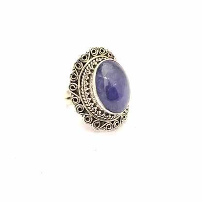Bague en Tanzanite, Argent 925, Bijou en Tanzanite, Bague violette, Bijou de luxe. Mots-clés secondaires : Bague montée sur argent, Bijou en argent, Pierre naturelle en Tanzanite, Cadeau raffiné, Accessoire élégant.