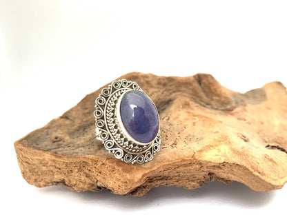 Bague en Tanzanite, Argent 925, Bijou en Tanzanite, Bague violette, Bijou de luxe. Mots-clés secondaires : Bague montée sur argent, Bijou en argent, Pierre naturelle en Tanzanite, Cadeau raffiné, Accessoire élégant.