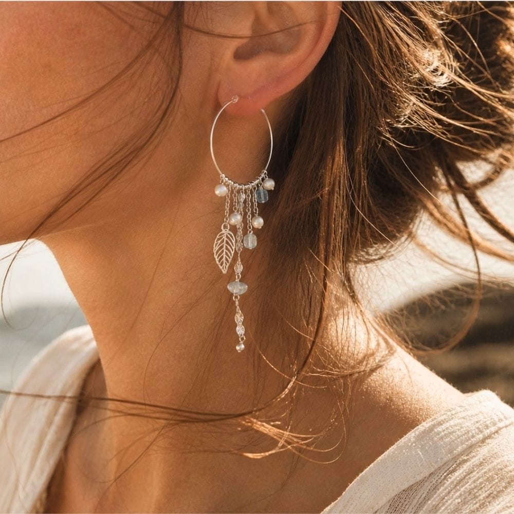 Boucles d'oreilles créoles en Perles d'eau douce, aigue marine & Argent 925 portées - - fabrication artisanale - Élégance bohème