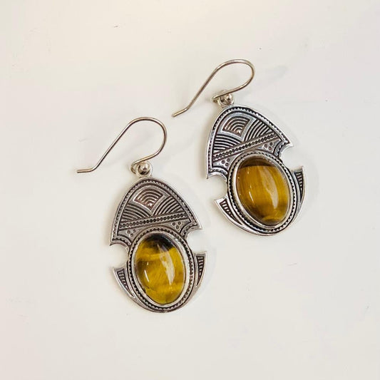 Boucles d’oreilles Zahra en argent 925 et œil de tigre – Force et protection