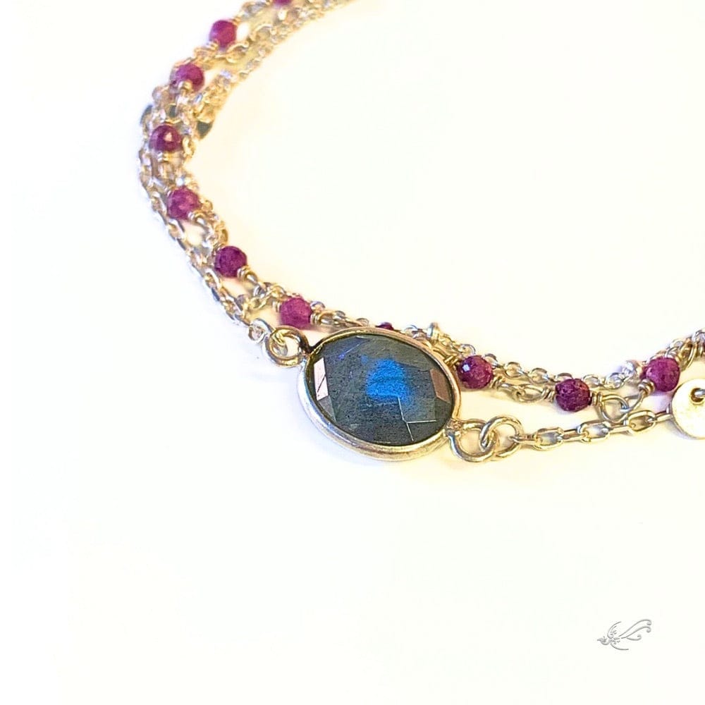 Gros plan bracelet Labradorite, multichaines argent 925 sur fond blanc - Kaela - vitalité profonde - byartmexbijoux
