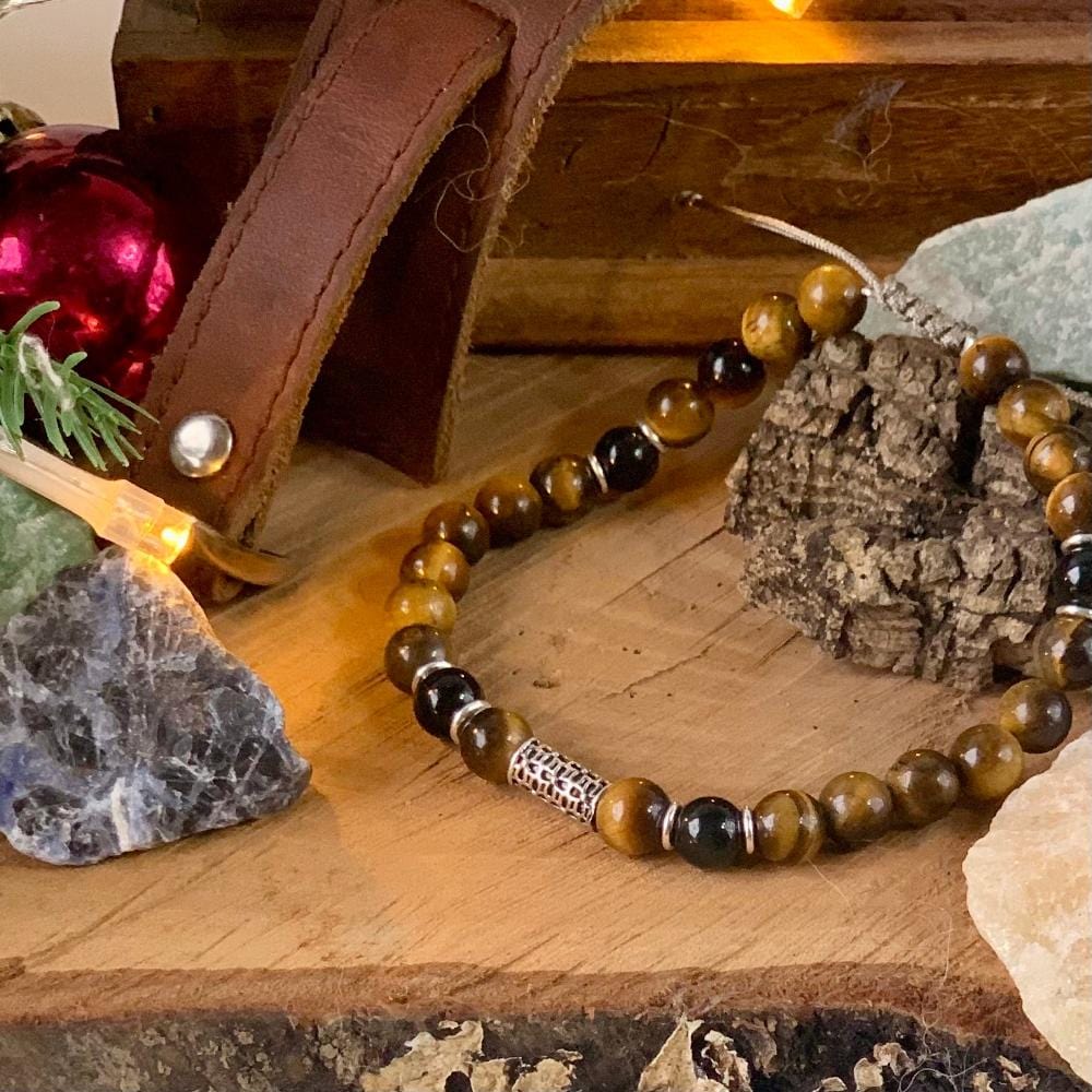 Bracelet oeil de tigre, obsidienne et argent posé sur un bois flotté - Ancrage et Protection - Byartmexbijoux