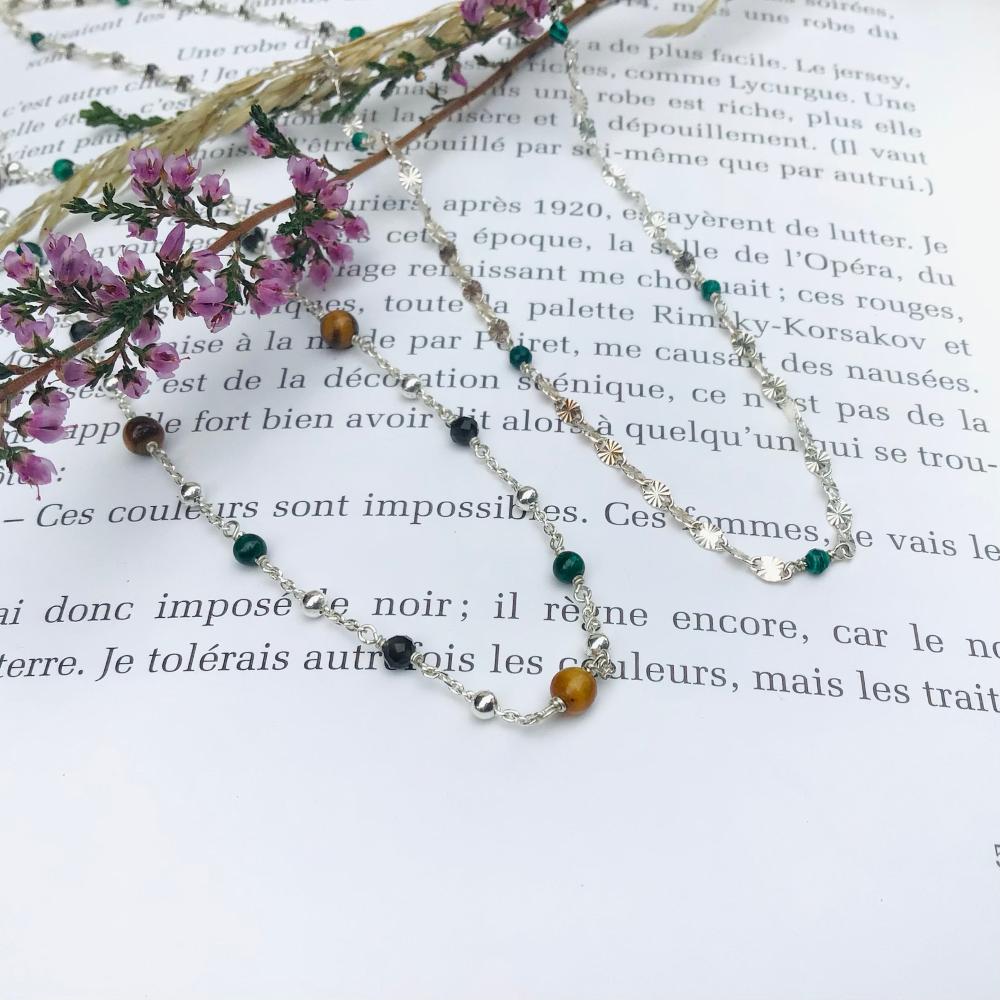 Collier Lou Chaîne en argent 925, malachite, œil de tigre et obsidienne.
Fermoir et chaîne de rallonge en argent 925.
Ce collier peut exister sur demande en plusieurs longueurs. 
