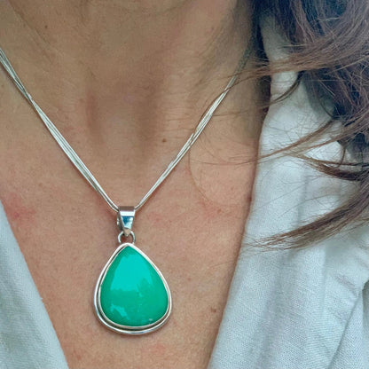 Pendentif en Chrysoprase, Argent 925, Bijou en Chrysoprase, Pendentif vert. Pendentif monté sur argent, Bijou en argent, Chrysoprase naturelle, Collier élégant.