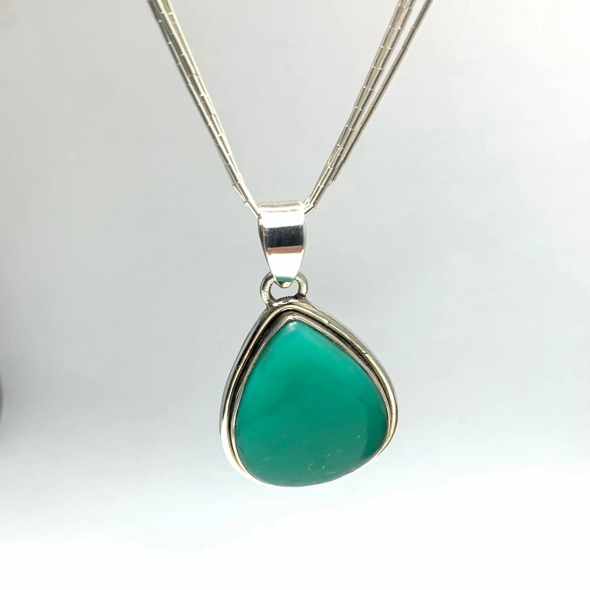 Pendentif en Chrysoprase, Argent 925, Bijou en Chrysoprase, Pendentif vert. Pendentif monté sur argent, Bijou en argent, Chrysoprase naturelle, Collier élégant.