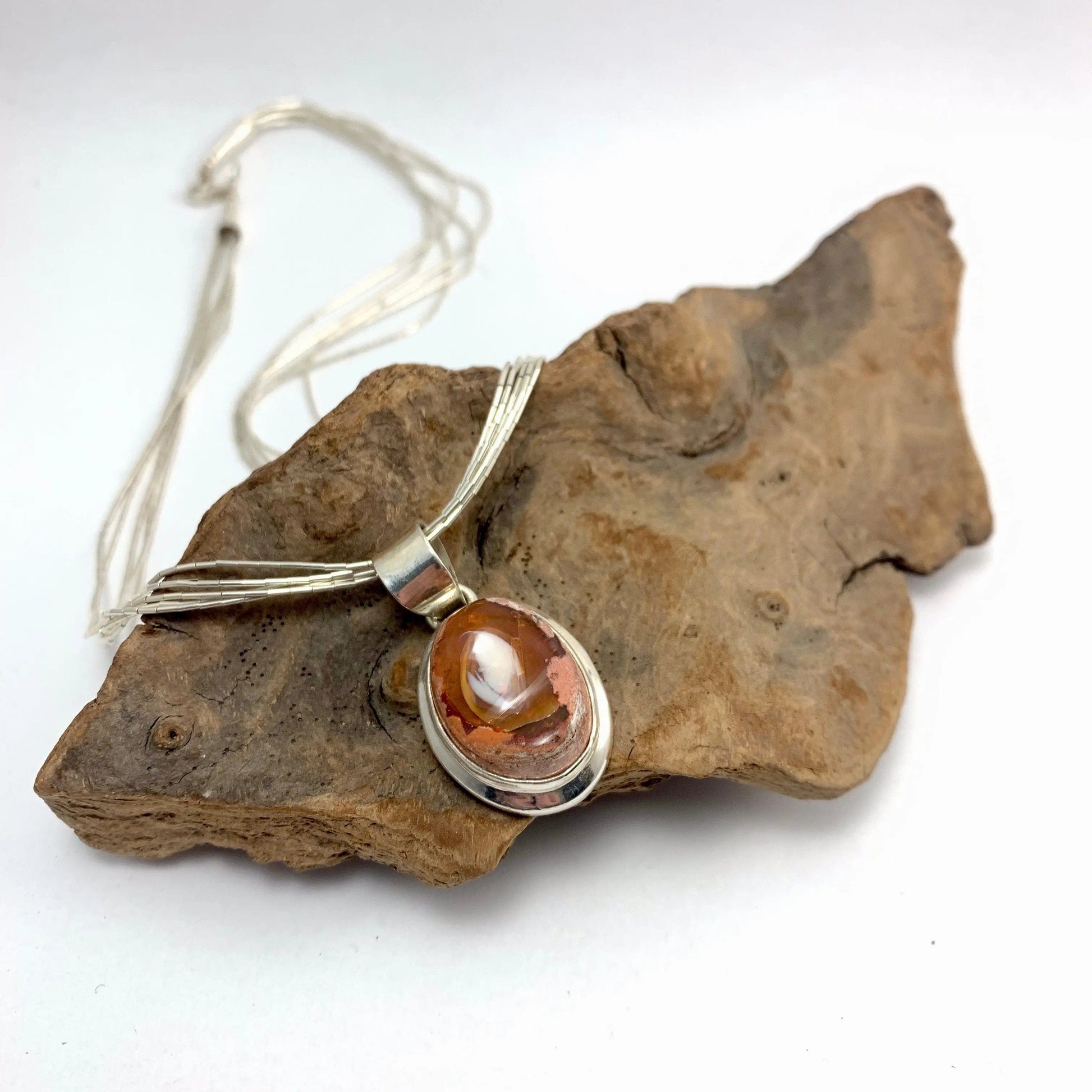  Pendentif en Opale de Feu, Bijou en Opale, Argent 925, Pendentif de luxe. Pendentif monté sur argent, Opale naturelle, Bijou flamboyant, Collier unique.