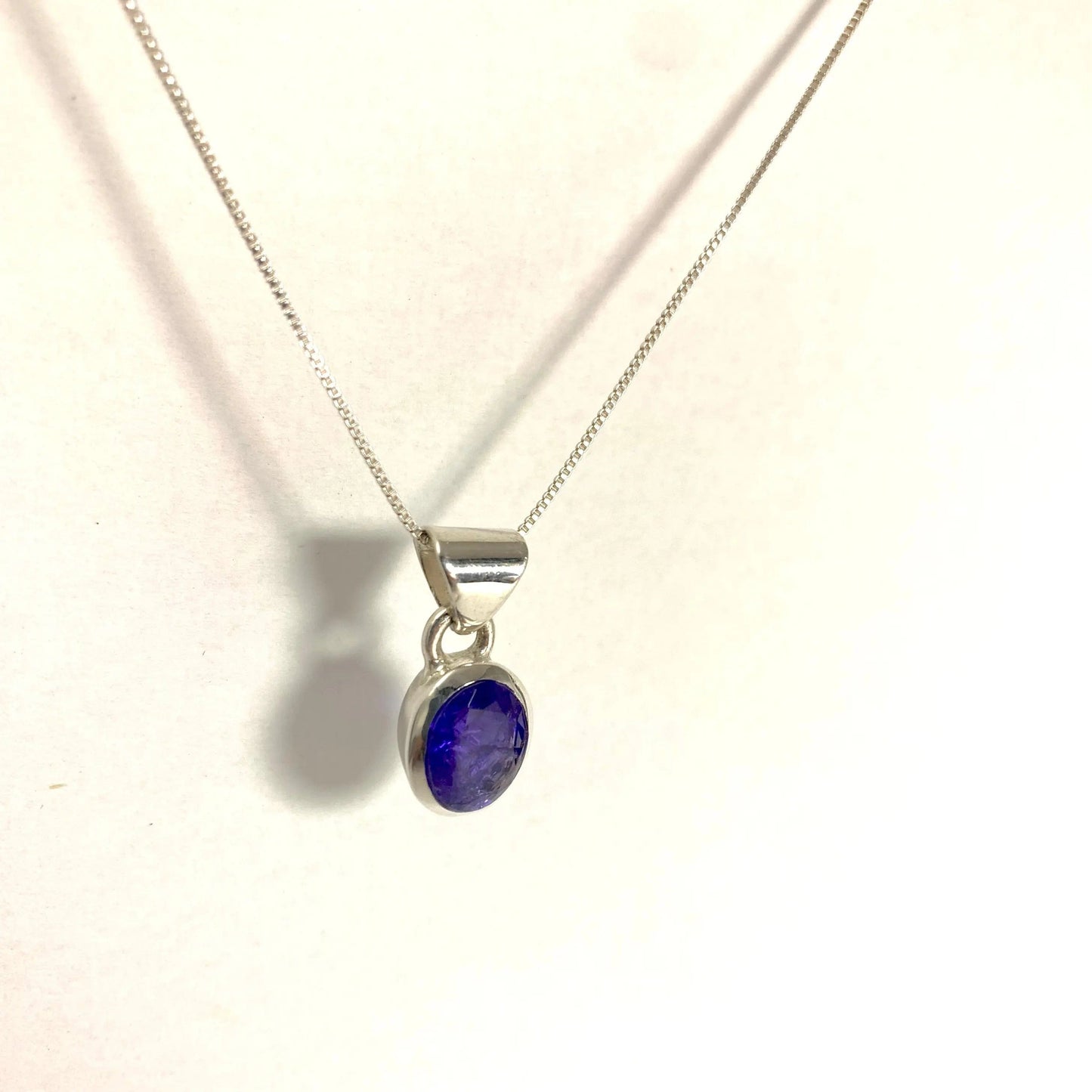 Pendentif TanzaniePendentif en Tanzanite, Argent 925, Bijou en Tanzanite, Collier en Tanzanite, Pierre naturelle en Tanzanite.Pendentif monté sur argent, Bijou en argent, Collier élégant, Cadeau de luxe, Bijou artisanal. 