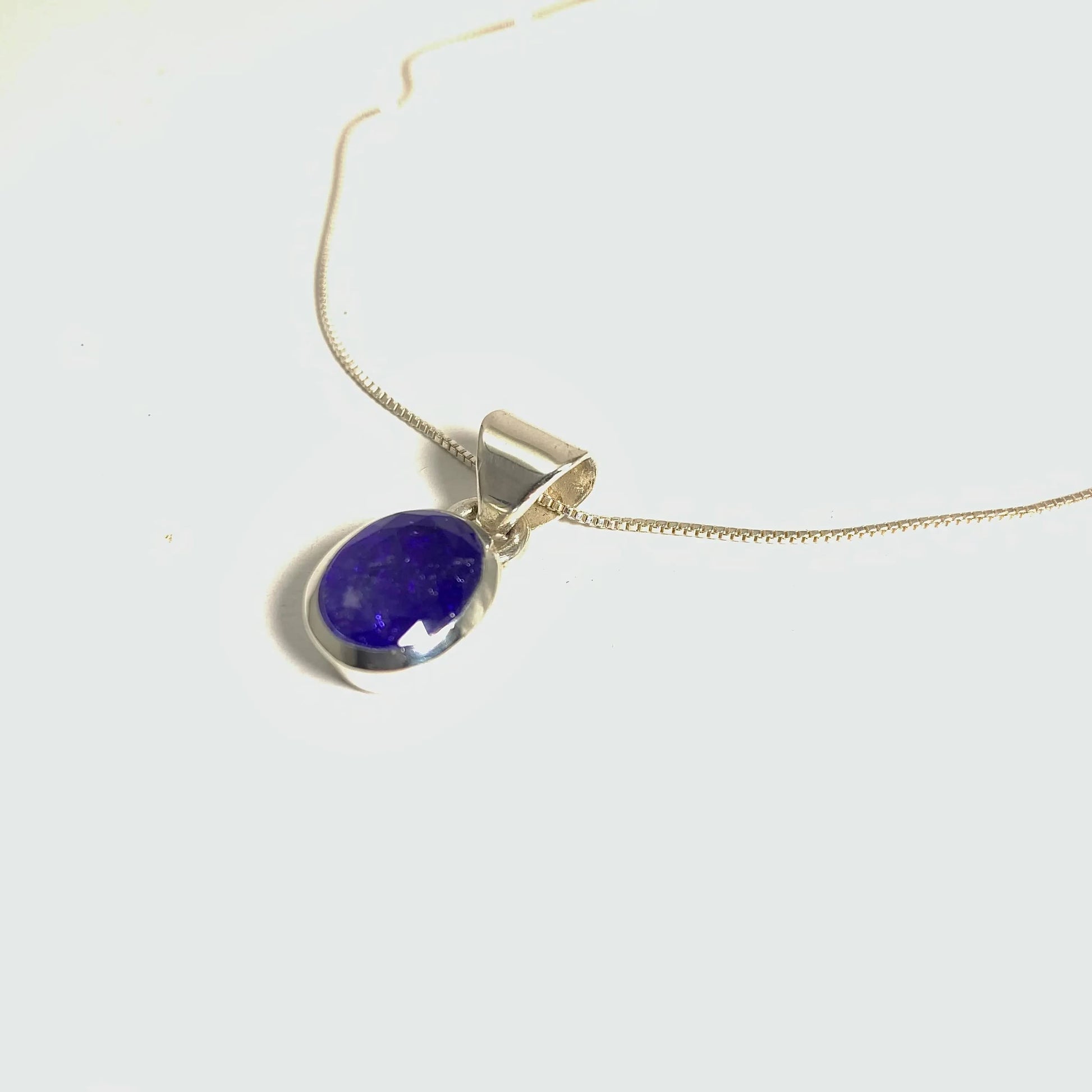 Pendentif TanzaniePendentif en Tanzanite, Argent 925, Bijou en Tanzanite, Collier en Tanzanite, Pierre naturelle en Tanzanite.Pendentif monté sur argent, Bijou en argent, Collier élégant, Cadeau de luxe, Bijou artisanal. 