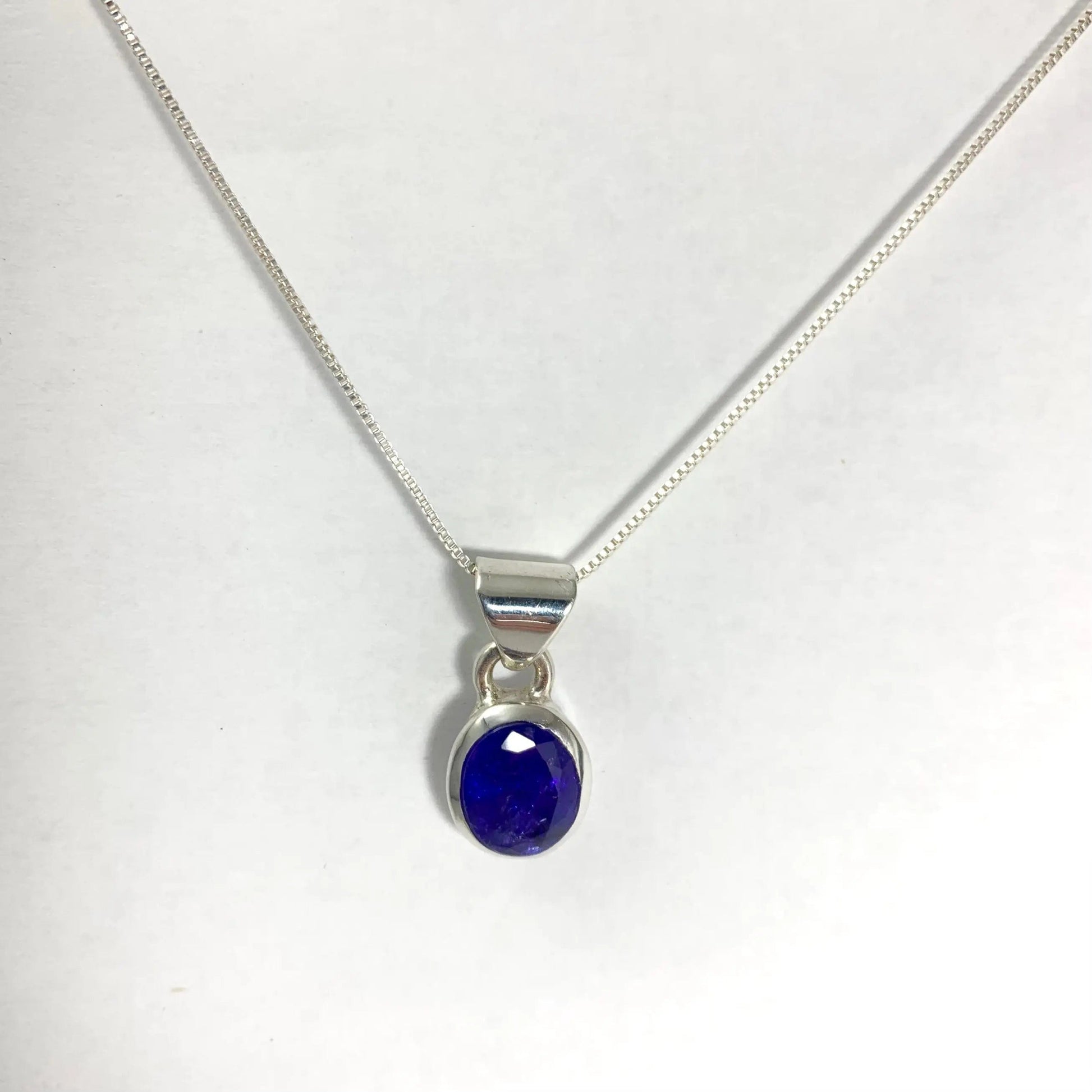 Pendentif TanzaniePendentif en Tanzanite, Argent 925, Bijou en Tanzanite, Collier en Tanzanite, Pierre naturelle en Tanzanite.Pendentif monté sur argent, Bijou en argent, Collier élégant, Cadeau de luxe, Bijou artisanal. 