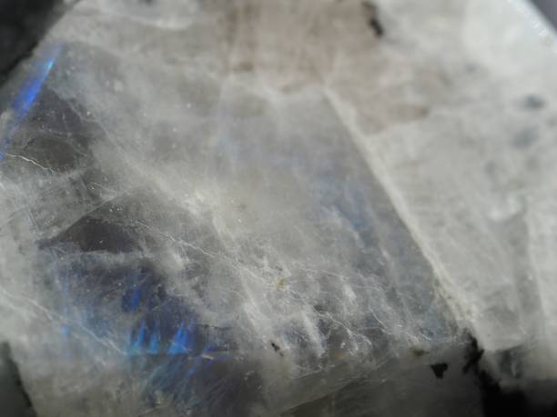 gros plan d'une pierre de lune brute avec ses reflets bleus