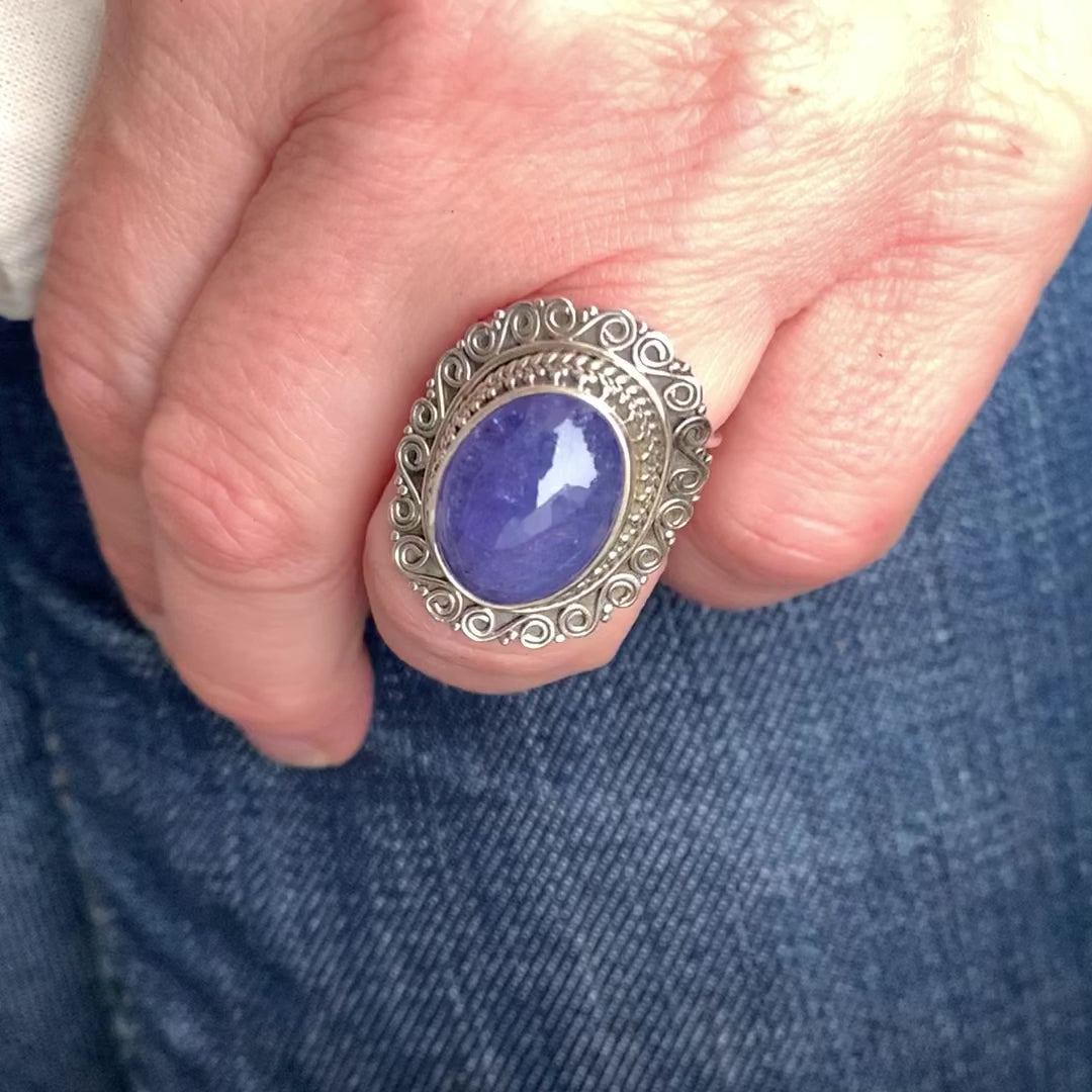 Bague en Tanzanite, Argent 925, Bijou en Tanzanite, Bague violette, Bijou de luxe. Mots-clés secondaires : Bague montée sur argent, Bijou en argent, Pierre naturelle en Tanzanite, Cadeau raffiné, Accessoire élégant.