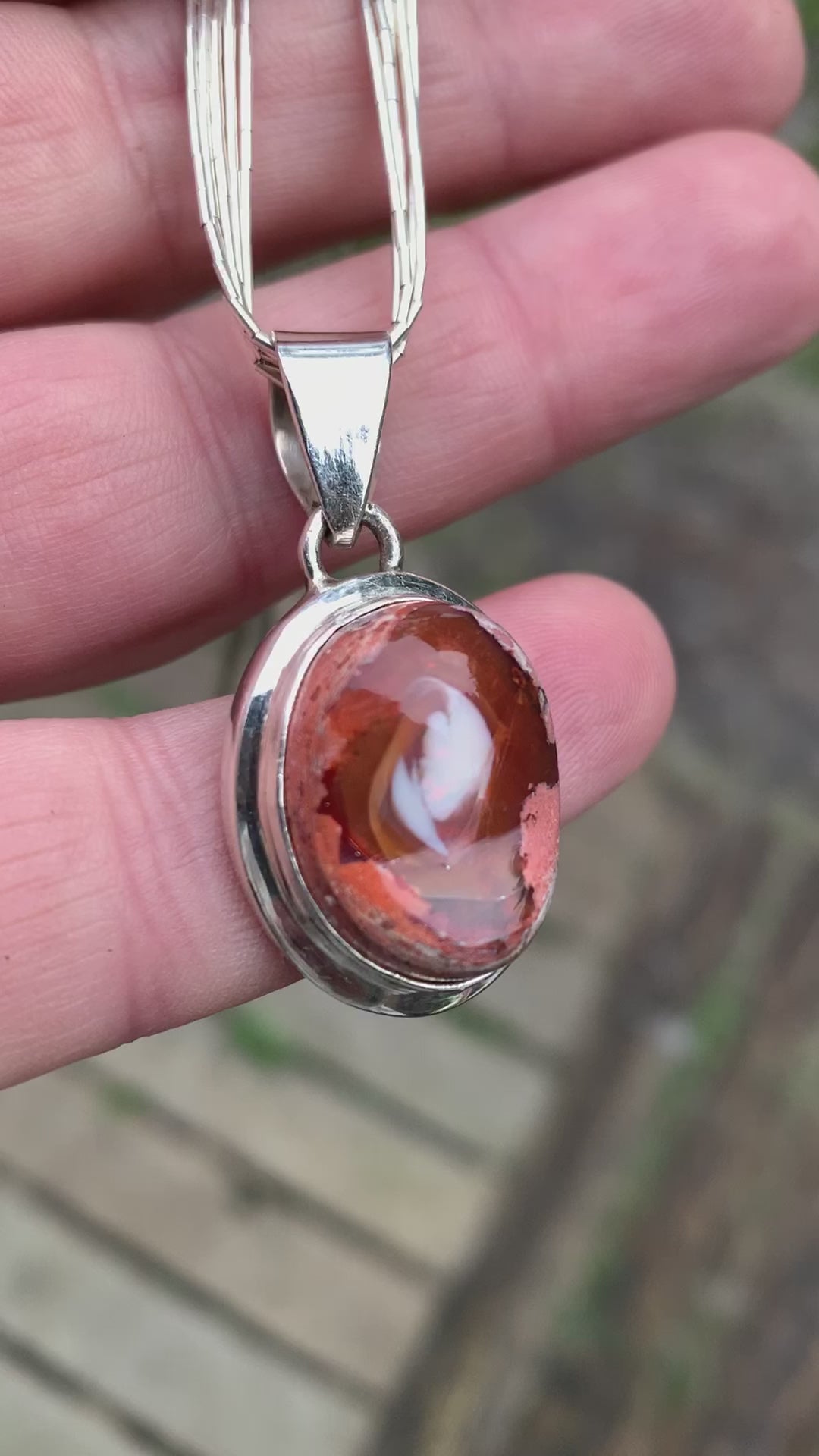  Laissez-vous captiver par la beauté envoûtante de notre pendentif en Opale de Feu, une véritable œuvre d'art de la nature. Monté avec soin sur un support en argent 925, ce pendentif ajoute une touche de mystère et d'élégance à votre tenue, que ce soit pour une soirée spéciale ou pour éclairer votre quotidien d'une lueur magique.