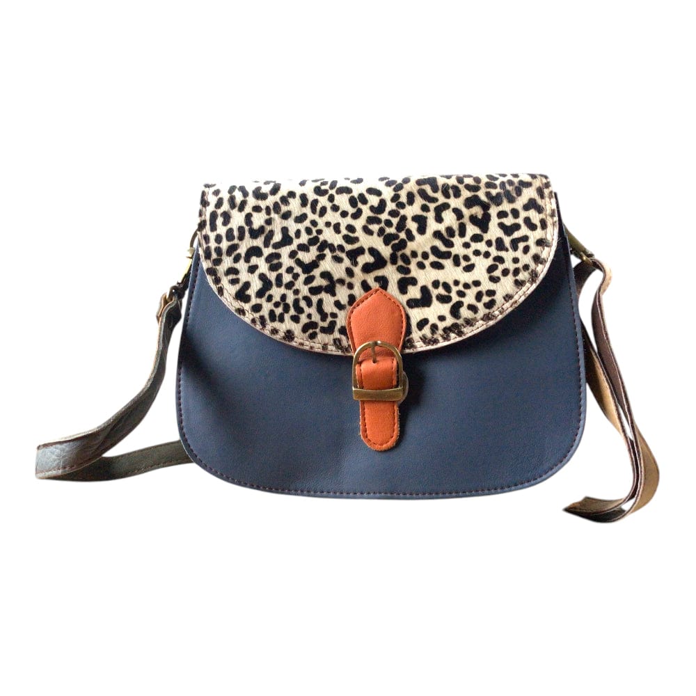 Vue d’ensemble sur fond blanc d’un sac à main femme en forme de selle en cuir recyclé bleu